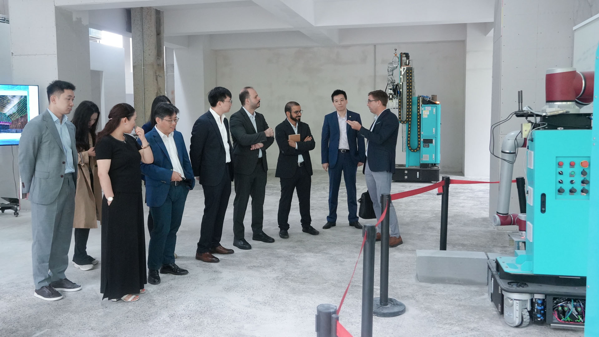"Welcome to the Modon Holding UAE delegation visiting Shanghai Weijian Technology, jointly exploring new opportunities for regional cooperation in construction robotics!"(图3) "Welcome to the Modon Holding UAE delegation visiting Shanghai Weijian Technology, jointly exploring new opportunities for regional cooperation in construction robotics!"(图3)