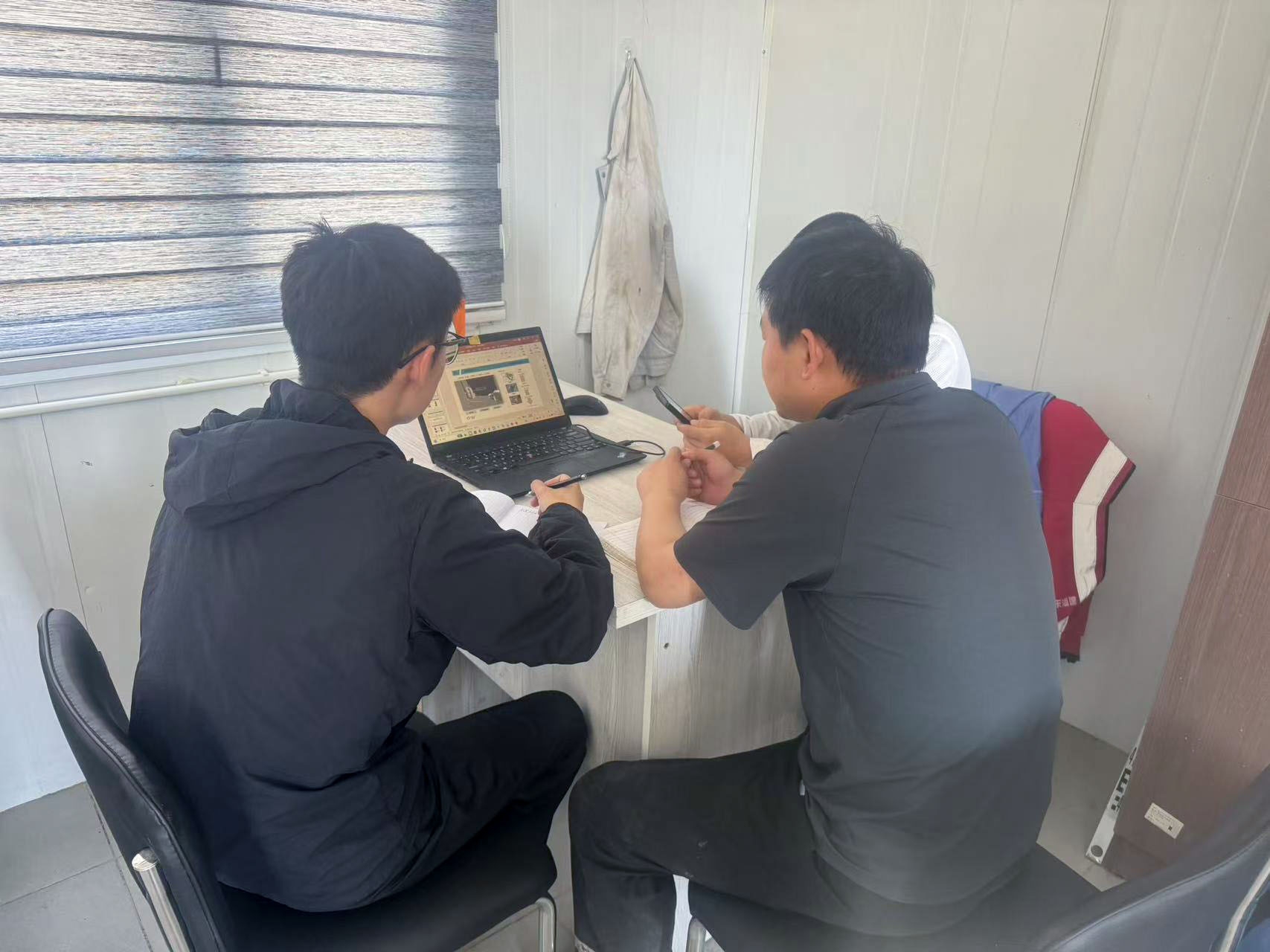 蔚建抹灰机器人落地乌兹别克斯坦,全链交付让客户“用得好”!(图5) 蔚建抹灰机器人落地乌兹别克斯坦,全链交付让客户“用得好”!(图5)